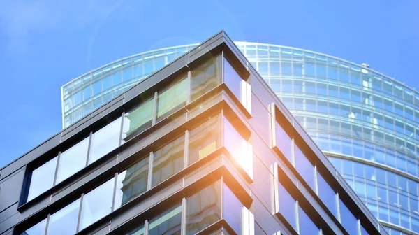 Arquitectura Moderna Con Rayos Solares Fachada Vidrio Acero Día Soleado — Foto de Stock