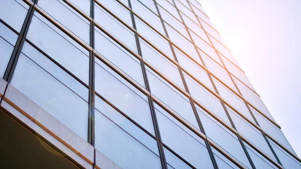 Arquitectura Moderna Con Rayos Solares Fachada Vidrio Acero Día Soleado — Foto de Stock