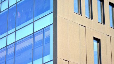 Ofis binasının ön cephesinin aynalı pencereleri. Mavi cam modern ofis binasının soyut dokusu. İş geçmişi.