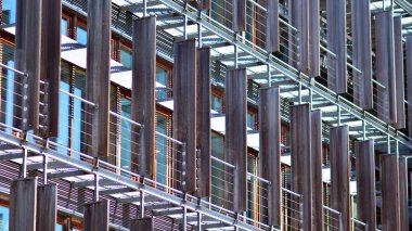 Ofis binasının ön cephesinin aynalı pencereleri. Mavi cam modern ofis binasının soyut dokusu. İş geçmişi.