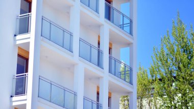 Modern beyaz apartman dairesindeki detaylar. Avrupa mimari kompleksi, şehir merkezi.