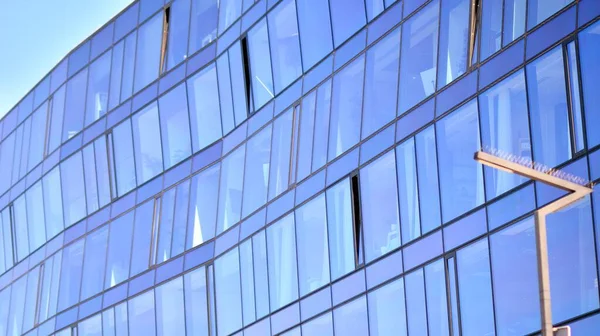 オフィスビルのファサードの鏡窓 ブルーガラス現代オフィスビルの抽象的な質感 事業の背景 — ストック写真