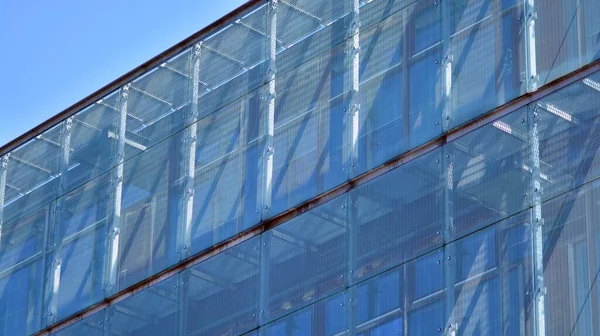 Tükrözött Ablakok Egy Irodaház Homlokzatán Kék Üveg Modern Irodaház Absztrakt — Stock Fotó