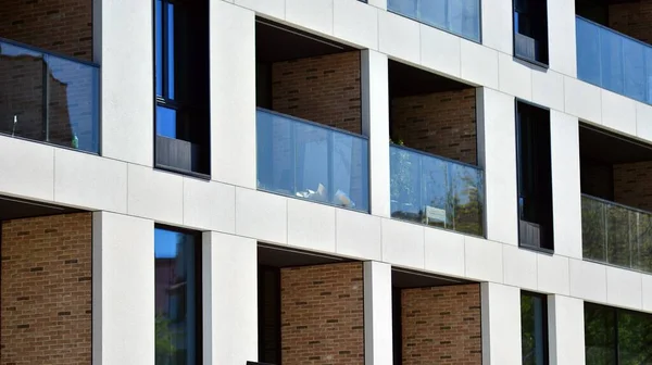 現代的な白の住宅フラットアパートの建物の詳細 ヨーロッパの建築物 ダウンタウンの建物 — ストック写真