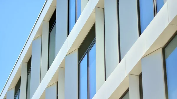 Fragmento Moderno Edifício Escritórios Brancos Fachada Edifício Moderno Reflexão Céu — Fotografia de Stock