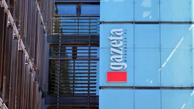 Varşova, Polonya. 10 Mayıs 2021. Gazeta Wyborcza 'yı imzala. Şirket tabelası Gazeta Wyborcza.   