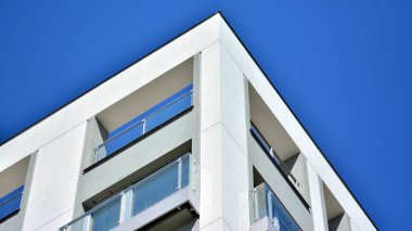 Simetrik modern mimarisi olan apartman ve apartman dairesi. Modern apartman dairesinin dış cephesindeki detaylar. Yeni lüks ev ve ev kompleksi.. 