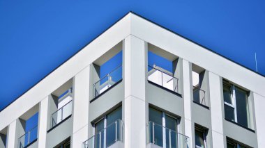 Simetrik modern mimarisi olan apartman ve apartman dairesi. Modern apartman dairesinin dış cephesindeki detaylar. Yeni lüks ev ve ev kompleksi.. 