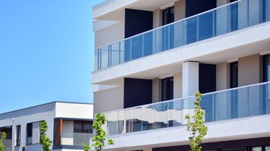 Simetrik modern mimarisi olan apartman ve apartman dairesi. Modern apartman dairesinin dış cephesindeki detaylar. Yeni lüks ev ve ev kompleksi.. 