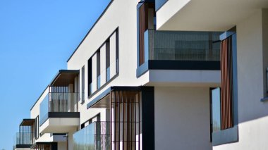 Simetrik modern mimarisi olan apartman ve apartman dairesi. Modern apartman dairesinin dış cephesindeki detaylar. Yeni lüks ev ve ev kompleksi.. 