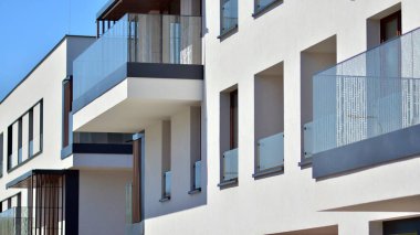 Simetrik modern mimarisi olan apartman ve apartman dairesi. Modern apartman dairesinin dış cephesindeki detaylar. Yeni lüks ev ve ev kompleksi.. 