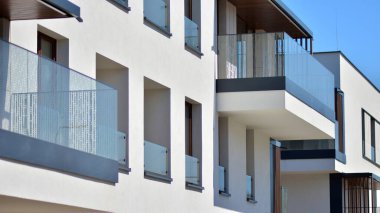 Simetrik modern mimarisi olan apartman ve apartman dairesi. Modern apartman dairesinin dış cephesindeki detaylar. Yeni lüks ev ve ev kompleksi.. 