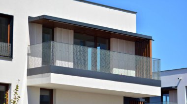 Simetrik modern mimarisi olan apartman ve apartman dairesi. Modern apartman dairesinin dış cephesindeki detaylar. Yeni lüks ev ve ev kompleksi.. 