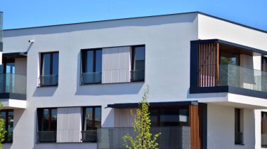 Simetrik modern mimarisi olan apartman ve apartman dairesi. Modern apartman dairesinin dış cephesindeki detaylar. Yeni lüks ev ve ev kompleksi.. 