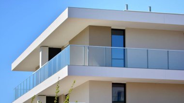 Simetrik modern mimarisi olan apartman ve apartman dairesi. Modern apartman dairesinin dış cephesindeki detaylar. Yeni lüks ev ve ev kompleksi..