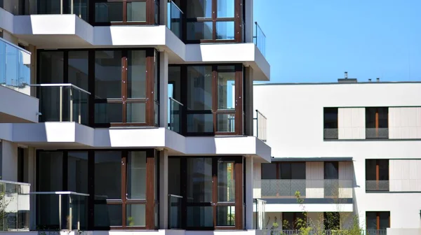 Társasház Apartman Épület Szimmetrikus Modern Építészettel Részlet Modern Lakóház Lakás — Stock Fotó
