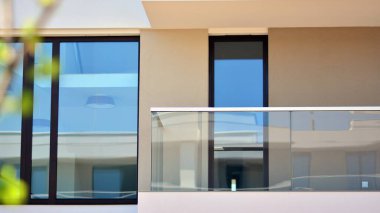 Simetrik modern mimarisi olan apartman ve apartman dairesi. Modern apartman dairesinin dış cephesindeki detaylar. Yeni lüks ev ve ev kompleksi..