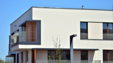 Simetrik modern mimarisi olan apartman ve apartman dairesi. Modern apartman dairesinin dış cephesindeki detaylar. Yeni lüks ev ve ev kompleksi..