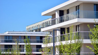 Simetrik modern mimarisi olan apartman ve apartman dairesi. Modern apartman dairesinin dış cephesindeki detaylar. Yeni lüks ev ve ev kompleksi..