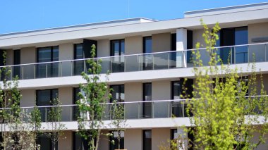 Simetrik modern mimarisi olan apartman ve apartman dairesi. Modern apartman dairesinin dış cephesindeki detaylar. Yeni lüks ev ve ev kompleksi..