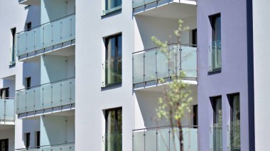 Simetrik modern mimarisi olan apartman ve apartman dairesi. Modern apartman dairesinin dış cephesindeki detaylar. Yeni lüks ev ve ev kompleksi..