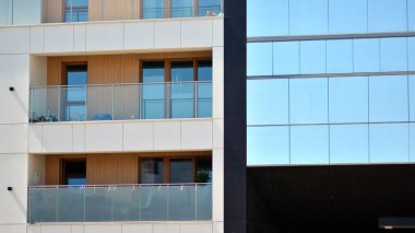 Simetrik modern mimarisi olan apartman ve apartman dairesi. Modern apartman dairesinin dış cephesindeki detaylar. Yeni lüks ev ve ev kompleksi..