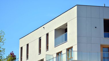 Simetrik modern mimarisi olan apartman ve apartman dairesi. Modern apartman dairesinin dış cephesindeki detaylar. Yeni lüks ev ve ev kompleksi..