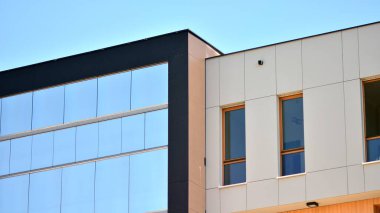 Simetrik modern mimarisi olan apartman ve apartman dairesi. Modern apartman dairesinin dış cephesindeki detaylar. Yeni lüks ev ve ev kompleksi..