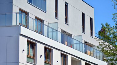 Simetrik modern mimarisi olan apartman ve apartman dairesi. Modern apartman dairesinin dış cephesindeki detaylar. Yeni lüks ev ve ev kompleksi..