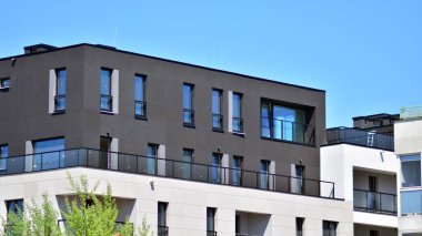 Simetrik modern mimarisi olan apartman ve apartman dairesi. Modern apartman dairesinin dış cephesindeki detaylar. Yeni lüks ev ve ev kompleksi..