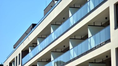 Simetrik modern mimarisi olan apartman ve apartman dairesi. Modern apartman dairesinin dış cephesindeki detaylar. Yeni lüks ev ve ev kompleksi..