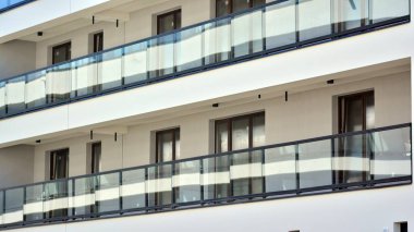 Simetrik modern mimarisi olan apartman ve apartman dairesi. Modern apartman dairesinin dış cephesindeki detaylar. Yeni lüks ev ve ev kompleksi..