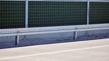 Otobanda güvenlik bariyerleri var. Otoyol köprüsünde geliştirilmiş çelik bariyer.