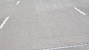 Parlak yol işaretli düz modern beton otoyol. Ulaşım yolu altyapısı. 