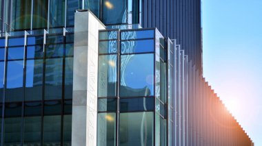 Mavi gökyüzü olan binaların cam cephesi. Şehir merkezindeki gökdelenler modern cam binaların arka planı.. 