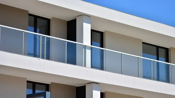 Condomínio Edifício Apartamentos Com Arquitetura Moderna Simétrica Detalhe Apartamento Residencial — Fotografia de Stock