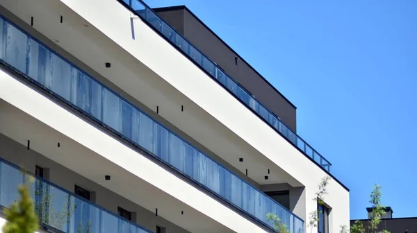 Condominio Edificio Apartamentos Con Arquitectura Moderna Simétrica Detalle Moderno Piso —  Fotos de Stock