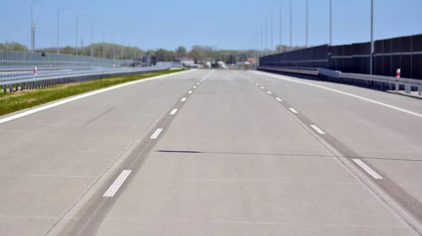 Prosta Nowoczesna Autostrada Betonowa Jasnym Oznakowaniem Drogowym Infrastruktura Systemu Transportu — Zdjęcie stockowe