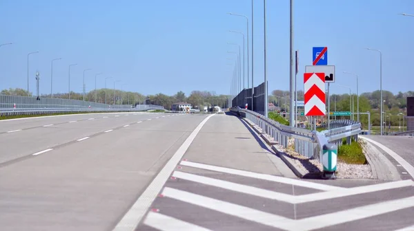 Bariery Bezpieczeństwa Autostradzie Anodyzowana Stalowa Bariera Bezpieczeństwa Moście Autostradowym — Zdjęcie stockowe