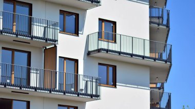 Şehir merkezinde simetrik modern mimarisi olan apartman ve apartman..