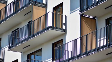 Şehir merkezinde simetrik modern mimarisi olan apartman ve apartman..