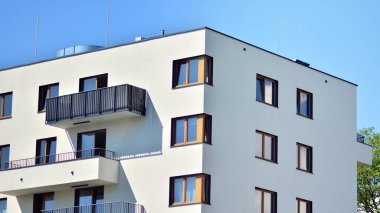 Şehir merkezinde simetrik modern mimarisi olan apartman ve apartman..