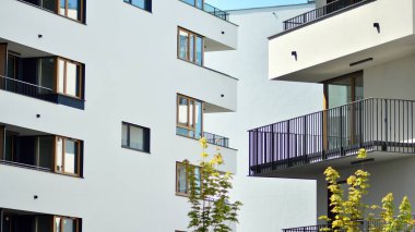 Şehir merkezinde simetrik modern mimarisi olan apartman ve apartman..