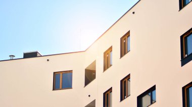 Şehir merkezinde simetrik modern mimarisi olan apartman ve apartman..