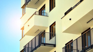 Şehir merkezinde simetrik modern mimarisi olan apartman ve apartman..
