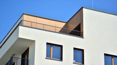 Şehir merkezinde simetrik modern mimarisi olan apartman ve apartman..