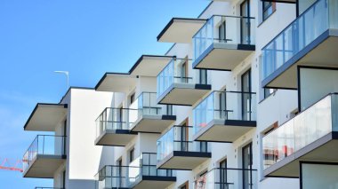 Şehir merkezinde simetrik modern mimarisi olan apartman ve apartman..