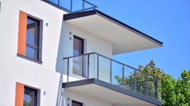 Şehir merkezinde simetrik modern mimarisi olan apartman ve apartman..