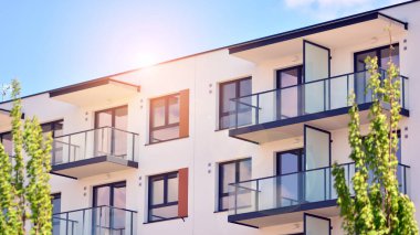 Şehir merkezinde simetrik modern mimarisi olan apartman ve apartman..