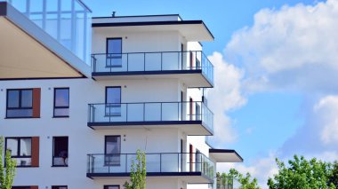 Şehir merkezinde simetrik modern mimarisi olan apartman ve apartman..